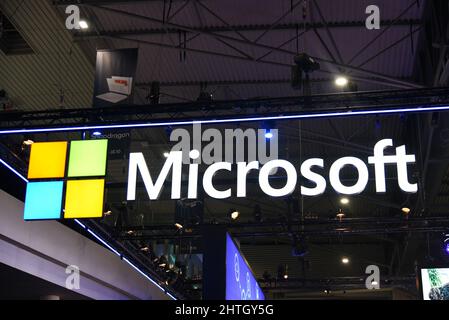 Hospitalet De Llobregat, Spanien. 28.. Februar 2022. Logo der amerikanischen Marke Microsoft Teil der Marken im Zusammenhang mit Mobiltechnologie und Kommunikationsgeräten, die auf dem Mobile Word Congress 2022 in Hospitalet de Llobregat Barcelona ausstellen. (Foto von Ramon Costa/SOPA Images/Sipa USA) Quelle: SIPA USA/Alamy Live News Stockfoto