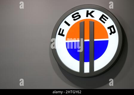 Hospitalet De Llobregat, Spanien. 28.. Februar 2022. Logo der amerikanischen Marke Fisker Teil der Marken im Zusammenhang mit Mobiltechnologie und Kommunikationsgeräten, die auf dem Mobile Word Congress 2022 in Hospitalet de Llobregat Barcelona ausstellen (Foto von Ramon Costa/SOPA Images/Sipa USA) Kredit: SIPA USA/Alamy Live News Stockfoto