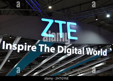 Hospitalet De Llobregat, Spanien. 28.. Februar 2022. Die chinesische Marke ZTE Logo gehört zu den Marken im Zusammenhang mit Mobiltechnologie und Kommunikationsgeräten, die auf dem Mobile Word Congress 2022 in Hospitalet de Llobregat Barcelona ausstellen. (Foto von Ramon Costa/SOPA Images/Sipa USA) Quelle: SIPA USA/Alamy Live News Stockfoto