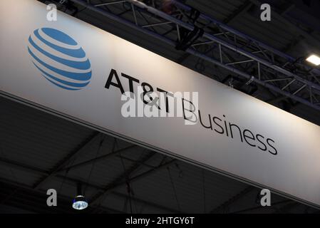 Hospitalet De Llobregat, Spanien. 28.. Februar 2022. Hospitalet de Llobregat (Barcelona), Spanien - 28. FEBRUAR 2022. AT&T united States Brand Logo Ansicht der Marken im Zusammenhang mit Mobiltechnologie und Kommunikationsgeräten, die auf dem Mobile Word Congress 2022 in Hospitalet de Llobregat Barcelona ausstellen (Foto von Ramon Costa/SOPA Images/Sipa USA) Quelle: SIPA USA/Alamy Live News Stockfoto
