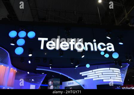 Hospitalet De Llobregat, Spanien. 28.. Februar 2022. Logo der spanischen Marke Telefonicapart der Marken im Zusammenhang mit Mobiltechnologie und Kommunikationsgeräten, die auf dem Mobile Word Congress 2022 in Hospitalet de Llobregat Barcelona ausstellen. (Foto von Ramon Costa/SOPA Images/Sipa USA) Quelle: SIPA USA/Alamy Live News Stockfoto