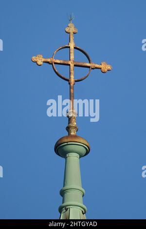 Kreuz mit einem Kreis auf der Spitze der Kirche auf dem blauen Himmel backgroung Stockfoto