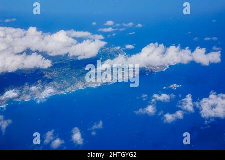 Eine Luftaufnahme des östlichen Endes der Insel Molokai, Maui County, Hawaii einschließlich MokuhoÕoniki Islet und Kanaha Rock direkt vor dem Punkt. Stockfoto