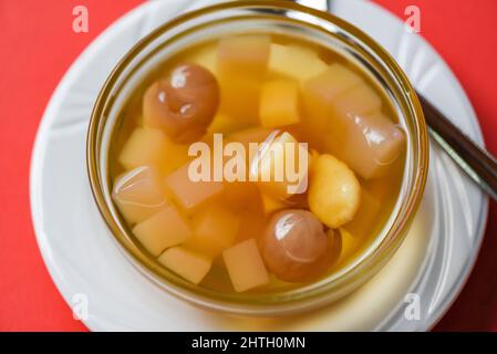 Chinesische Desserts, Mix Ginkgo Nüsse Maniok Sirup Kokosgelee in longan Saft auf Glasschüssel, Thai und chinesische longan date Suppe asiatische Dessert Süßigkeiten Stockfoto