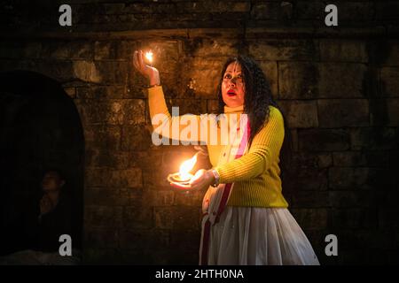 Kathmandu, Nepal. 28.. Februar 2022. Ein nepalesischer Hindu-Anhänger, der dem Herrn Shiva am Vorabend des Maha Shivaratri-Festivals in den Räumlichkeiten des Pashupatinath-Tempels Öllampen anbietet. Kredit: SOPA Images Limited/Alamy Live Nachrichten Stockfoto