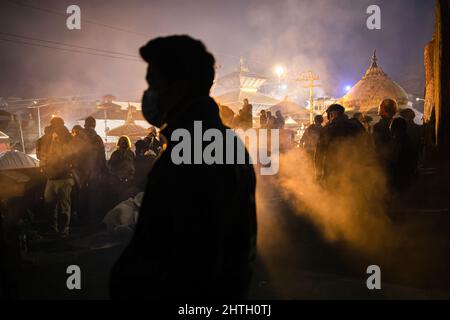 Kathmandu, Nepal. 28.. Februar 2022. Hindu-Anhänger versammeln sich, um die religiösen Rituale zu beobachten und am Vorabend des Maha Shivaratri-Festivals in den Räumlichkeiten des Pashupatinath-Tempels zu tanzen. Kredit: SOPA Images Limited/Alamy Live Nachrichten Stockfoto