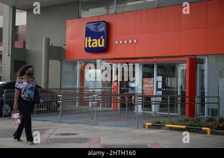 salvador, bahia, brasilien - 24. februar 2022: Fassade einer Zweigstelle der Itau-Bank in der Stadt Salvador. Stockfoto
