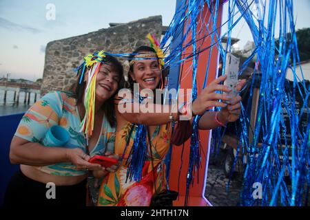 salvador, bahia, brasilien - 25. februar 2022: Menschen auf einer Karnevalsparty in der Stadt Salvador. Stockfoto