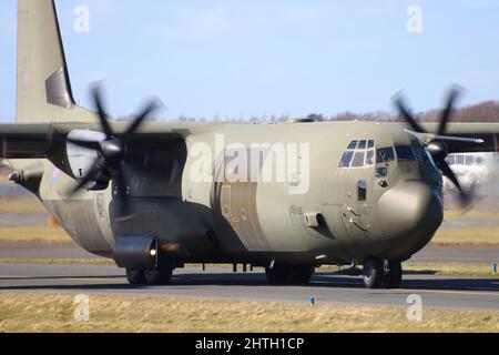 ZH867, eine Lockheed Martin Hercules C4, die von der Royal Air Force (RAF) am Prestwick International Airport in Ayrshire, Schottland, betrieben wird. Stockfoto