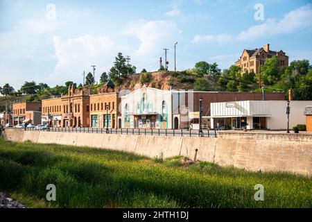 Hauptstraße und Fluss in Hot Springs, South Dakota, wo das Theater gezeigt wird, und Pioneer Museum auf dem Hügel Stockfoto