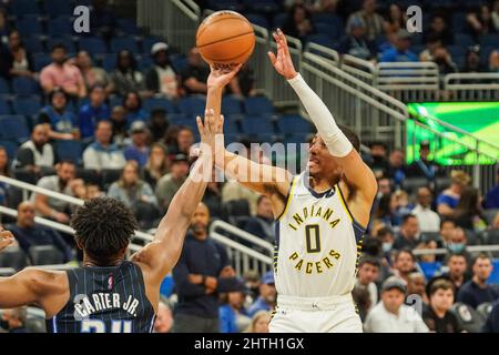 Orlando, Florida, USA, 28. Februar 2022, Der Indiana Pacers Point Guard Tyrese Haliburton #0 schießt in der ersten Hälfte im Amway Center einen Dreipunktschuss. (Foto: Marty Jean-Louis/Alamy Live News Stockfoto