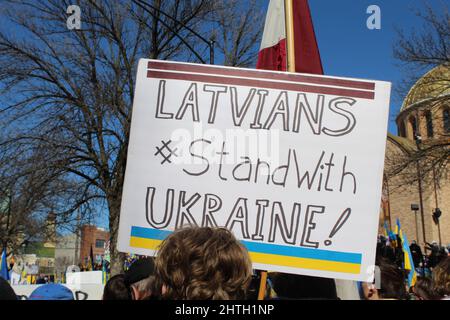 Letten stehen mit einem Protestschild der Ukraine vor dem Protest des Ukrainischen Dorfes in Chicago Stockfoto