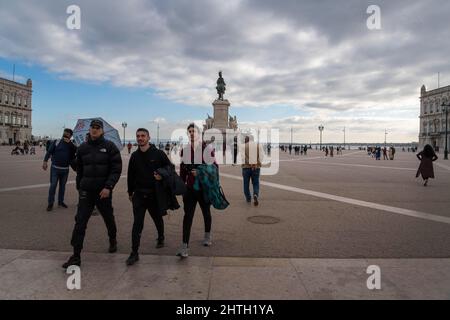 Lissabon, Portugal. 17.. Februar 2022. Touristen werden gesehen, wie sie durch die historische Gegend von Praça de Comercio spazieren. Nach Angaben der Gesundheitsdirektion (General Health Direction, DGS) hat Portugal seit Beginn der Pandemie insgesamt 2.795.830 Fälle von COVID-19 registriert. Mindestens 20.077 Patienten sind gestorben, 155 bleiben auf Intensivstationen. Kredit: SOPA Images Limited/Alamy Live Nachrichten Stockfoto