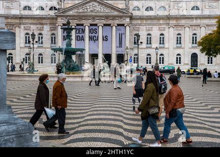 Lissabon, Portugal. 17.. Februar 2022. In der Gegend um den Rossio-Platz kann man Menschen beobachten, die spazieren gehen. Nach Angaben der Gesundheitsdirektion (General Health Direction, DGS) hat Portugal seit Beginn der Pandemie insgesamt 2.795.830 Fälle von COVID-19 registriert. Mindestens 20.077 Patienten sind gestorben, 155 bleiben auf Intensivstationen. Kredit: SOPA Images Limited/Alamy Live Nachrichten Stockfoto