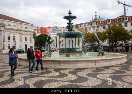 Lissabon, Portugal. 17.. Februar 2022. In der Gegend um den Rossio-Platz kann man Menschen beobachten, die spazieren gehen. Nach Angaben der Gesundheitsdirektion (General Health Direction, DGS) hat Portugal seit Beginn der Pandemie insgesamt 2.795.830 Fälle von COVID-19 registriert. Mindestens 20.077 Patienten sind gestorben, 155 bleiben auf Intensivstationen. Kredit: SOPA Images Limited/Alamy Live Nachrichten Stockfoto