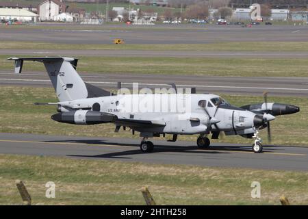 85-0152, eine Beechcraft RC-12K Leitplanke der United States Army, auf dem Prestwick International Airport in Ayrshire, Schottland. Stockfoto