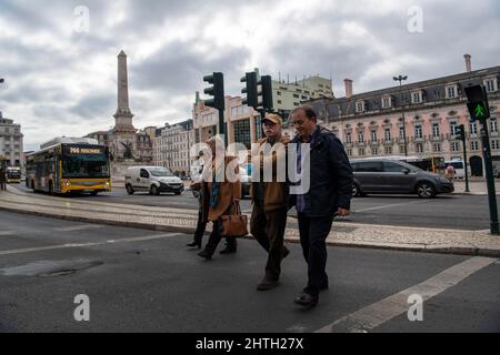 Lissabon, Portugal. 17.. Februar 2022. In der Umgebung des Restauradores-Platzes kann man Menschen zu Fuß beobachten. Nach Angaben der Gesundheitsdirektion (General Health Direction, DGS) hat Portugal seit Beginn der Pandemie insgesamt 2.795.830 Fälle von COVID-19 registriert. Mindestens 20.077 Patienten sind gestorben, 155 bleiben auf Intensivstationen. (Bild: © Jorge Castellanos/SOPA Images via ZUMA Press Wire) Stockfoto