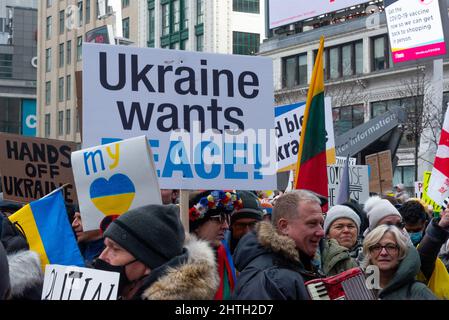 Toronto, Ontario, Kanada – 27. Februar 2022: Demonstranten mit Transparenten und ukrainischen Fahnen auf dem Nathan Phillips Platz in der Innenstadt während einer Demonstration Stockfoto