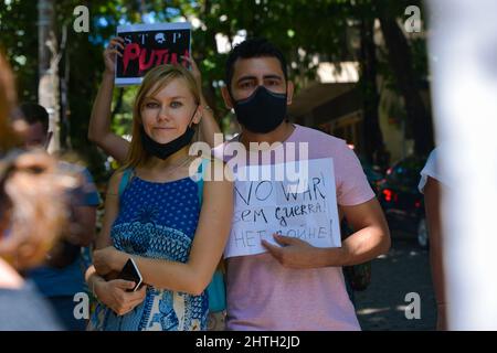 Rio de Janeiro, Brasilien - 28. Februar 2022: Demonstranten protestieren gegen russische Militäraktionen in der Ukraine. Stockfoto