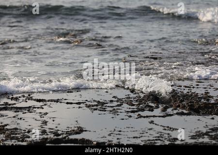 Verschwommener abstrakter natürlicher Hintergrund des Meerwassers mit Wellen und Schaum. Bewegungsunschärfe. Natur. Stockfoto