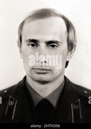 1977 Ca , URSS : der russische Politiker WLADIMIR PUTIN ( geboren in Lelingrad , 7. oktober 1952 ), als jung , im Alter von 25 in der kommunistischen Roten Armee wie Geheimagent bei KGB . Unknwnown Fotograf . - Presidente della Federazione Russa - RUSSLAND - POLITICO - POLITICA - POLITIC - personalità personalità da giovane giovani - Persönlichkeiten, die jung waren - Militäruniform - divisa uniforme militare --- Archivio GBB Stockfoto