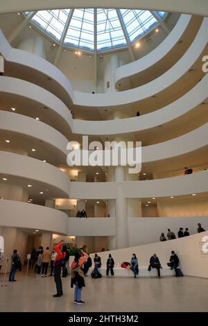 Innenansicht von kreisförmigen Rampen im Solomon R. Guggenheim Museum mit Besuchern.New York City.New York.USA Stockfoto