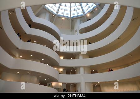 Innenansicht von kreisförmigen Rampen im Solomon R. Guggenheim Museum mit Besuchern.New York City.New York.USA Stockfoto