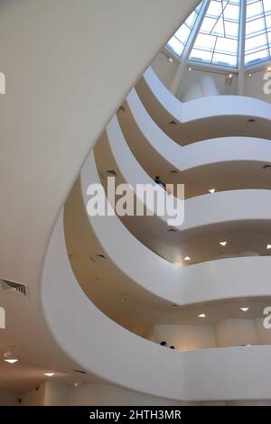 Innenansicht von kreisförmigen Rampen im Solomon R. Guggenheim Museum mit Besuchern.New York City.New York.USA Stockfoto