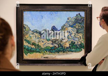 Berge in Saint-Remy von Vincent Van Gogh Ausstellung im Guggenheim Museum New York.New York City.USA Stockfoto