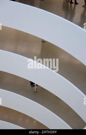 Innenansicht von kreisförmigen Rampen im Solomon R. Guggenheim Museum mit Besuchern.New York City.New York.USA Stockfoto