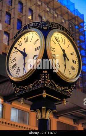 Trump Tower Uhr bei Dämmerung an der 725 5. Avenue.Manhattan.New York City.USA Stockfoto