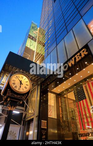 Eingang des Trump Tower auf der 725 5. Avenue mit Trump Tower Uhr in der Abenddämmerung.Midtown Manhattan.New York City.New York.USA Stockfoto