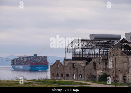 Piräus, Griechenland. 22. Dez 2021. COSCO Containerschiff gesehen am Hafen von Piräus in Griechenland. (Bild: © Konstantinos Zilos/SOPA Images via ZUMA Press Wire) Stockfoto
