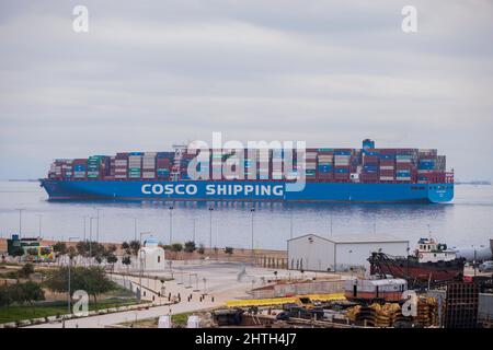 Piräus, Griechenland. 22. Dez 2021. COSCO Containerschiff gesehen am Hafen von Piräus in Griechenland. (Bild: © Konstantinos Zilos/SOPA Images via ZUMA Press Wire) Stockfoto