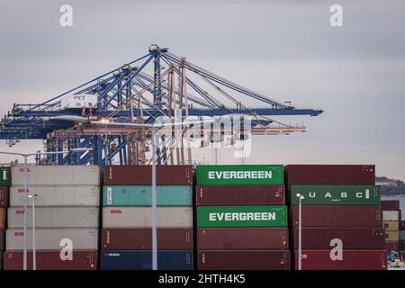 Piräus, Griechenland. 22. Dez 2021. Schiffscontainer gesehen am Hafen von Piräus in Griechenland. (Bild: © Konstantinos Zilos/SOPA Images via ZUMA Press Wire) Stockfoto