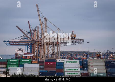 Piräus, Griechenland. 22. Dez 2021. Schiffscontainer gesehen am Hafen von Piräus in Griechenland. (Bild: © Konstantinos Zilos/SOPA Images via ZUMA Press Wire) Stockfoto