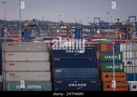 Piräus, Griechenland. 22. Dez 2021. Schiffscontainer gesehen am Hafen von Piräus in Griechenland. (Bild: © Konstantinos Zilos/SOPA Images via ZUMA Press Wire) Stockfoto