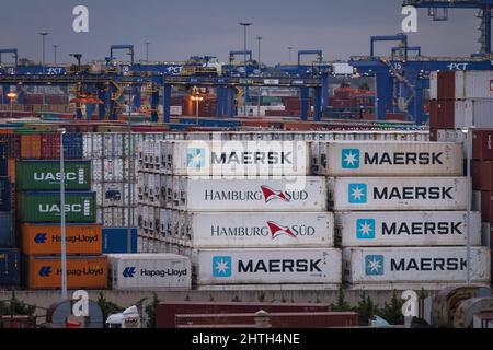 Piräus, Griechenland. 22. Dez 2021. Schiffscontainer gesehen am Hafen von Piräus in Griechenland. (Bild: © Konstantinos Zilos/SOPA Images via ZUMA Press Wire) Stockfoto