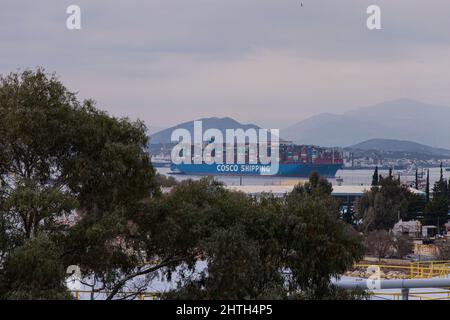 Piräus, Griechenland. 22. Dez 2021. COSCO Containerschiff gesehen am Hafen von Piräus in Griechenland. (Bild: © Konstantinos Zilos/SOPA Images via ZUMA Press Wire) Stockfoto