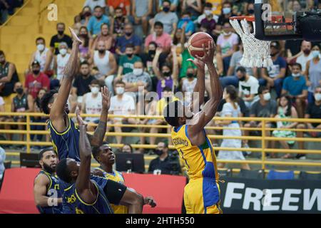 Franca, Brasilien. 28.. Februar 2022. Der Brasilianer Guilherme Deodato (R) bei einem Spiel zwischen Brasilien und Kolumbien für die Qualifikation zur Basketball-Weltmeisterschaft 2023 für Nord- und Südamerika im Pedro Morilla Fuentes Gymnasium, Franca, Sao Paulo, Brasilien, am 28. Februar, 2022. (Foto: Igor do Vene/Sipa USA) Quelle: SIPA USA/Alamy Live News Stockfoto