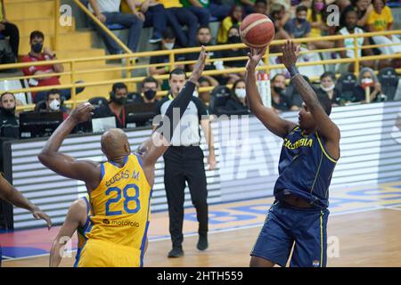 Franca, Brasilien. 28.. Februar 2022. Der kolumbianische Pablo Gardner (R) bei einem Spiel zwischen Brasilien und Kolumbien für die Qualifikation zur Basketball-Weltmeisterschaft 2023 für Nord- und Südamerika am 28. Februar im Pedro Morilla Fuentes Gymnasium, Franca, Sao Paulo, Brasilien, 2022. (Foto: Igor do Vene/Sipa USA) Quelle: SIPA USA/Alamy Live News Stockfoto