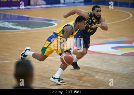 Franca, Brasilien. 28.. Februar 2022. Der Brasilianer Yago Santos (L) bei einem Spiel zwischen Brasilien und Kolumbien für die Qualifikation zur Basketball-Weltmeisterschaft 2023 für Nord- und Südamerika am 28. Februar im Pedro Morilla Fuentes Gymnasium, Franca, Sao Paulo, Brasilien, 2022. (Foto: Igor do Vene/Sipa USA) Quelle: SIPA USA/Alamy Live News Stockfoto