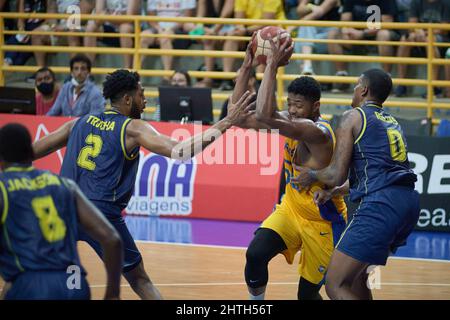 Franca, Brasilien. 28.. Februar 2022. Der Brasilianer Bruno Caboclo (C) bei einem Spiel zwischen Brasilien und Kolumbien für die Qualifikation der FIBA Basketball World Cup 2023 Americas am Pedro Morilla Fuentes Gymnasium, Franca, Sao Paulo, Brasilien, am 28. Februar, 2022. (Foto: Igor do Vene/Sipa USA) Quelle: SIPA USA/Alamy Live News Stockfoto