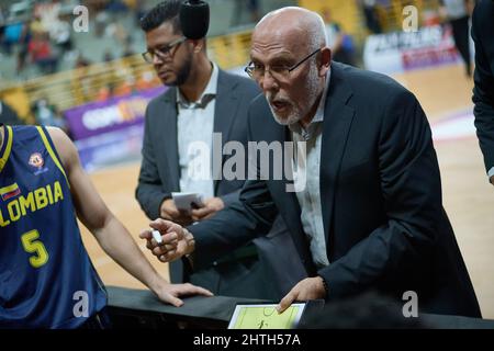 Franca, Brasilien. 28.. Februar 2022. Der kolumbianische Trainer Guillermo Moreno bei einem Spiel zwischen Brasilien und Kolumbien um die Qualifikation für die Basketball-Weltmeisterschaft 2023 in Amerika am Pedro Morilla Fuentes Gymnasium, Franca, Sao Paulo, Brasilien, am 28. Februar, 2022. (Foto: Igor do Vene/Sipa USA) Quelle: SIPA USA/Alamy Live News Stockfoto