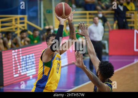 Franca, Brasilien. 28.. Februar 2022. Der Brasilianer Lucas Dias (L) bei einem Spiel zwischen Brasilien und Kolumbien für die Qualifikation zur Basketball-Weltmeisterschaft 2023 für Nord- und Südamerika am 28. Februar im Pedro Morilla Fuentes Gymnasium, Franca, Sao Paulo, Brasilien, 2022. (Foto: Igor do Vene/Sipa USA) Quelle: SIPA USA/Alamy Live News Stockfoto