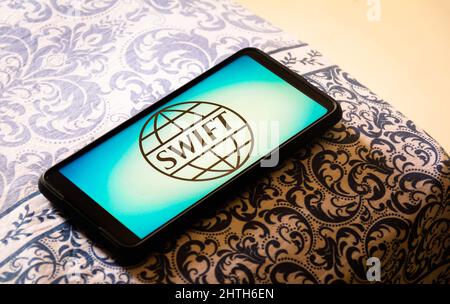 Brasilien. 28.. Februar 2022. In dieser Abbildung wird das Logo der Society for Worldwide Interbank Financial Telecommunication (SWIFT) auf einem Smartphone-Bildschirm angezeigt. Kredit: SOPA Images Limited/Alamy Live Nachrichten Stockfoto