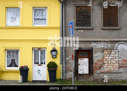 21. Februar 2022, Brandenburg, Brandenburg/Havel: Ein saniertes und ein baufälliges Haus befinden sich in der Straße "Deutsches Dorf" direkt nebeneinander. Foto: Jens Kalaene/dpa-Zentralbild/ZB Stockfoto