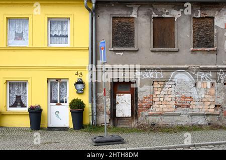 21. Februar 2022, Brandenburg, Brandenburg/Havel: Ein saniertes und ein baufälliges Haus befinden sich in der Straße "Deutsches Dorf" direkt nebeneinander. Foto: Jens Kalaene/dpa-Zentralbild/ZB Stockfoto