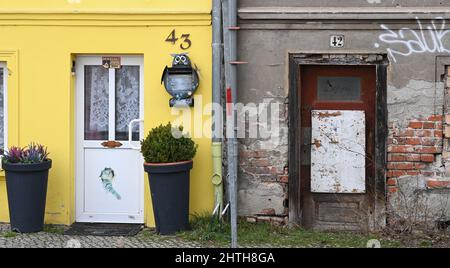 21. Februar 2022, Brandenburg, Brandenburg/Havel: Ein saniertes und ein baufälliges Haus befinden sich in der Straße "Deutsches Dorf" direkt nebeneinander. Foto: Jens Kalaene/dpa-Zentralbild/ZB Stockfoto