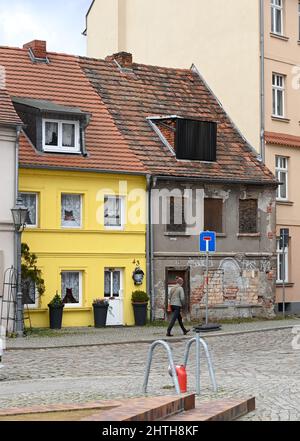 21. Februar 2022, Brandenburg, Brandenburg/Havel: Ein saniertes und ein baufälliges Haus befinden sich in der Straße "Deutsches Dorf" direkt nebeneinander. Foto: Jens Kalaene/dpa-Zentralbild/ZB Stockfoto